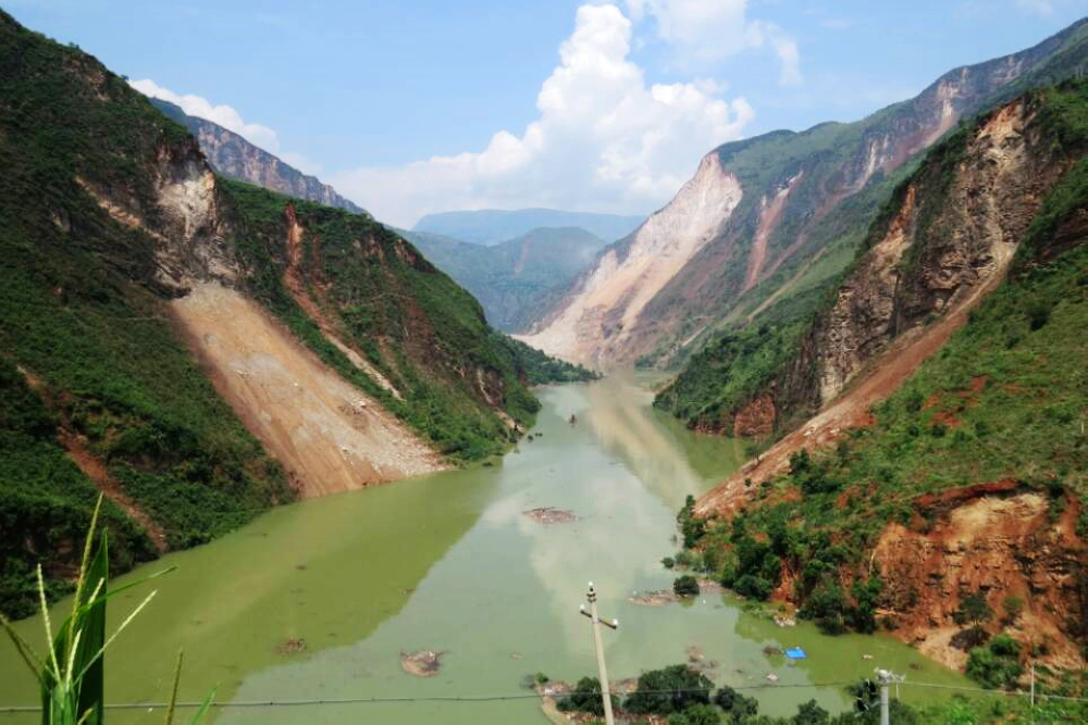 2014年8月3日云南魯?shù)榘l(fā)生6.5級地震，牛欄江紅石巖段左右岸山體崩塌，阻斷牛欄江干流，形成極高危險等級的大型堰塞湖.jpg