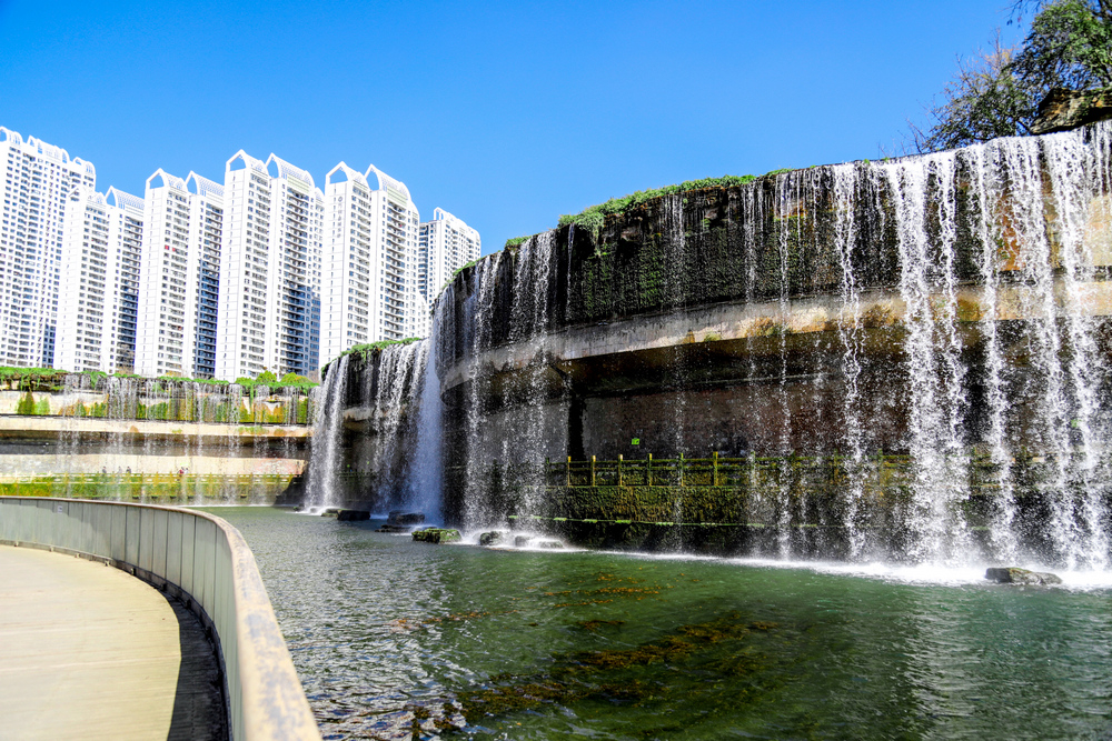 【發(fā)現(xiàn)建設(shè)一線的春景】波光瀲滟的瀑布公園-水投公司 段伊帆.jpg